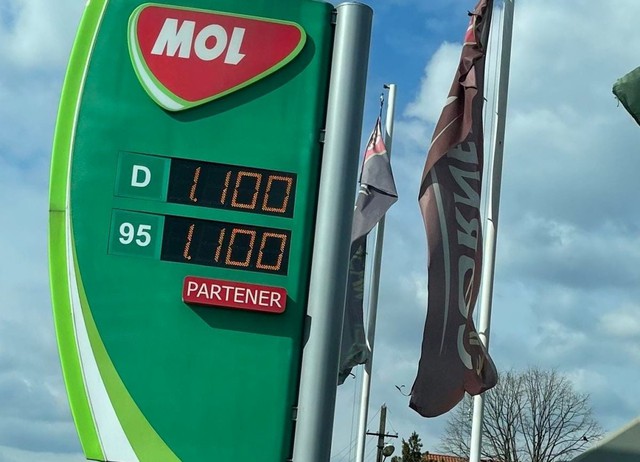 Just because the photo of 'virtual' gas prices immediately made this country panic - Photo 1.