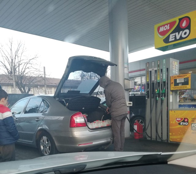 Just because the photo of 'virtual' gas prices immediately made this country panic - Photo 3.