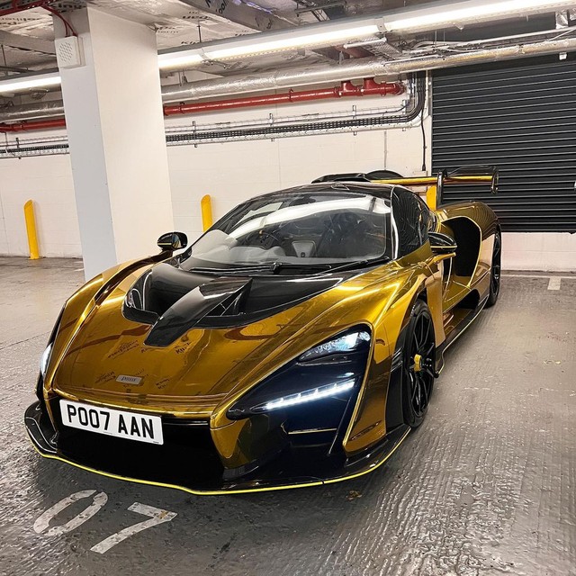 Police detain a million-dollar gold-encrusted McLaren Senna for the fault of the owner of a very cheap car - Photo 2.
