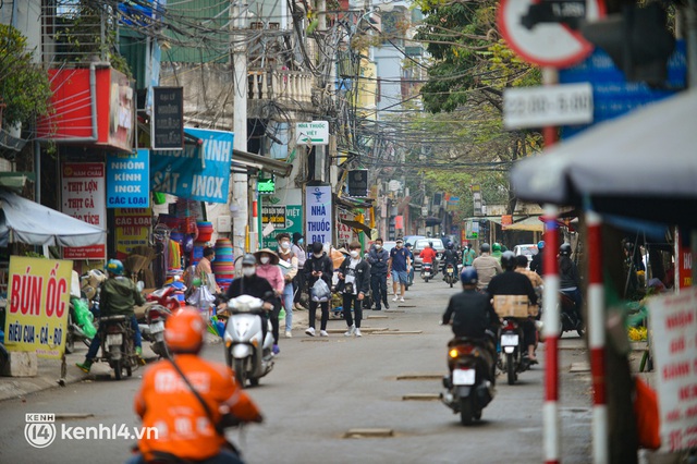  Hà Nội: Cận cảnh tuyến đường 1km có 160 hố ga, nắp cống, người dân đi qua phải đánh võng như thi bằng lái xe - Ảnh 1.