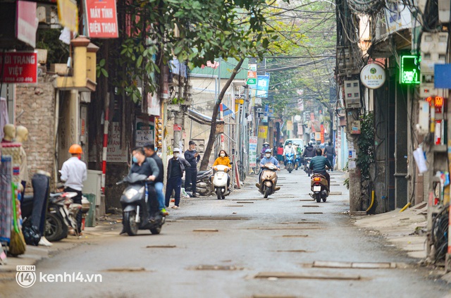  Hà Nội: Cận cảnh tuyến đường 1km có 160 hố ga, nắp cống, người dân đi qua phải đánh võng như thi bằng lái xe - Ảnh 2.