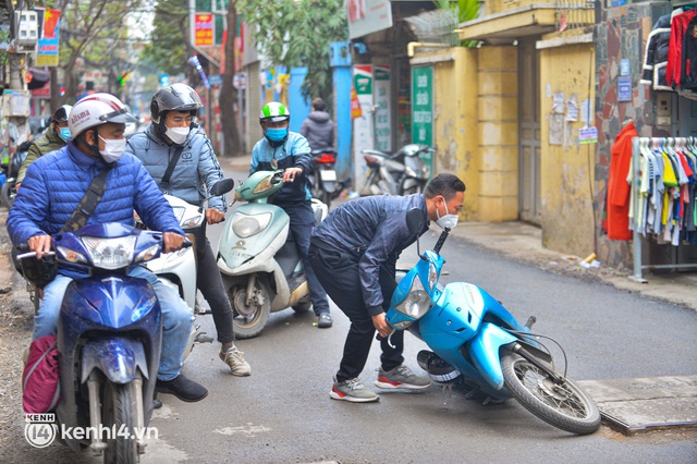  Hà Nội: Cận cảnh tuyến đường 1km có 160 hố ga, nắp cống, người dân đi qua phải đánh võng như thi bằng lái xe - Ảnh 9.