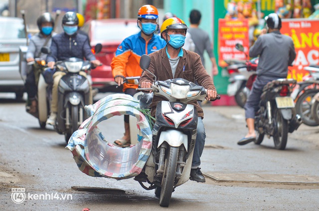  Hà Nội: Cận cảnh tuyến đường 1km có 160 hố ga, nắp cống, người dân đi qua phải đánh võng như thi bằng lái xe - Ảnh 14.