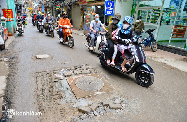  Hà Nội: Cận cảnh tuyến đường 1km có 160 hố ga, nắp cống, người dân đi qua phải đánh võng như thi bằng lái xe - Ảnh 15.