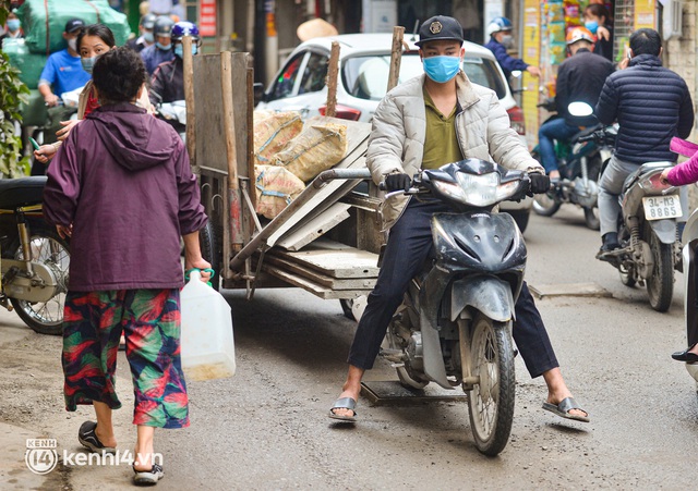  Hà Nội: Cận cảnh tuyến đường 1km có 160 hố ga, nắp cống, người dân đi qua phải đánh võng như thi bằng lái xe - Ảnh 7.