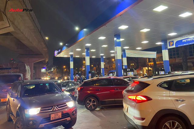 Hearing the news that gasoline will rise in price to a record, people rush to buy gasoline at night, some people wait almost half an hour to save a bowl of pho - Photo 1.