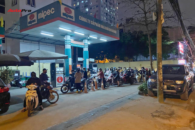Hearing that gasoline will rise to a record price, people rush to buy gasoline at night, some people wait almost half an hour to save a bowl of pho - Photo 3.