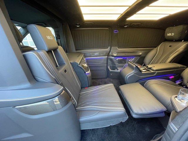 Rộ tin đại gia Dương Kon mua Mercedes V-Class độ limousine: Khoang nội thất thửa riêng, tên được thêu trên ghế - Ảnh 2.