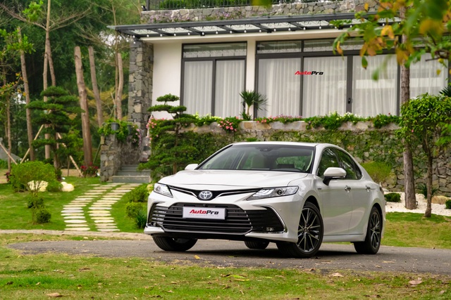 Toyota Camry suddenly won the Car of the Year 2022 even though it was not in the top 10 best-selling cars in Vietnam - Photo 1.
