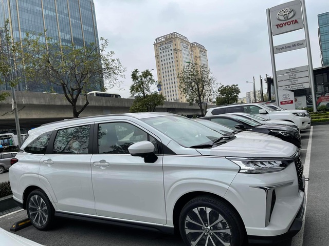 Toyota Veloz revealed at dealerships ahead of launch date: Details that didn't show up caused a lot of controversy - Photo 1.