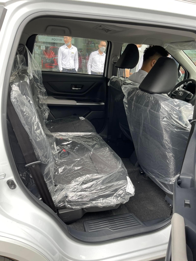 Toyota Veloz revealed at dealerships before launch date: Details that didn't show up caused a lot of controversy - Photo 3.