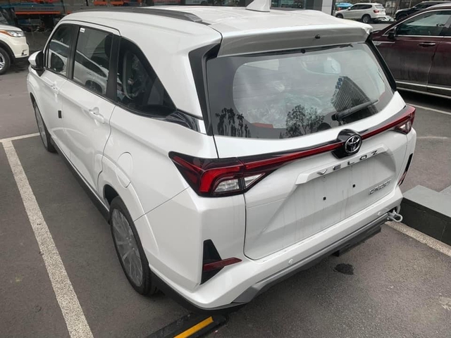 Toyota Veloz revealed at dealerships ahead of launch date: Details that didn't show up caused a lot of controversy - Photo 5.