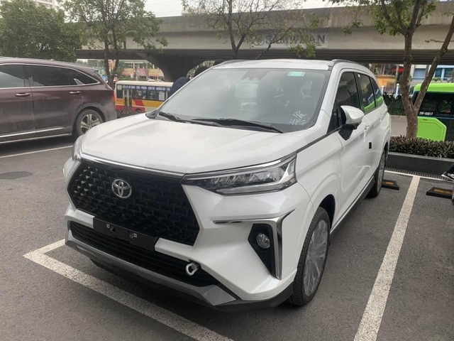 Toyota Veloz reveals at dealerships ahead of launch date: Details that didn't show up caused a lot of controversy - Photo 4.