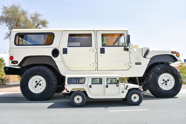 Gas-eating monster Hummer H1 is 3 times larger than normal: Entering the car can still stand upright, the inside is as wide as a house - Photo 3.