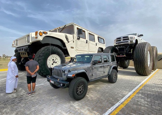 Gas-eating monster Hummer H1 is 3 times larger than normal: Entering the car can still stand upright, the inside is as wide as a house - Photo 5.