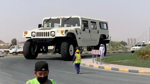 Gas-eating monster Hummer H1 is 3 times larger than normal: Entering the car can still stand upright, the inside is as wide as a house - Photo 1.