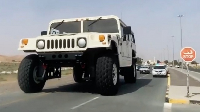 Fuel-eating monster Hummer H1 is 3 times larger than normal: Entering the car can still stand upright, the inside is as wide as a house - Photo 4.
