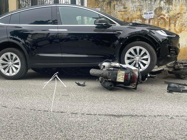 Tesla Model X gây tai nạn tại Hà Nội: Cuốn loạt xe máy vào gầm, CĐM tranh luận về hệ thống an toàn - Ảnh 2.