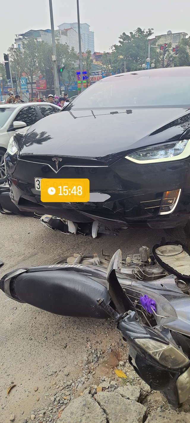 Tesla Model X gây tai nạn tại Hà Nội: Cuốn loạt xe máy vào gầm, CĐM tranh luận về hệ thống an toàn - Ảnh 1.