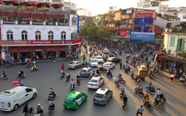  Người Việt mua 300.000 ô tô mỗi năm: Vì sao ô tô Việt Nam mãi chưa rẻ?  - Ảnh 1.