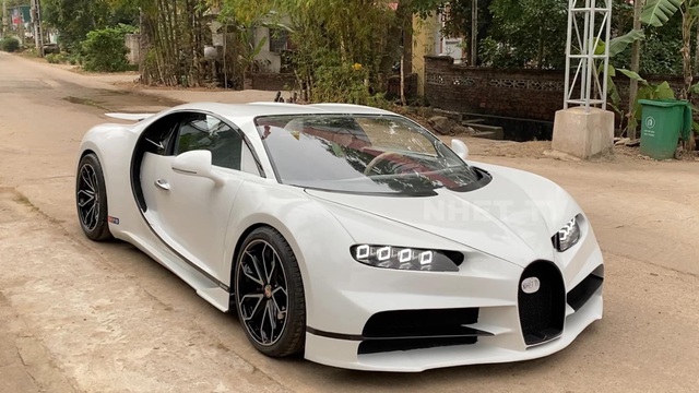 Bugatti Chiron tự chế trị giá tiền tỷ của nhóm bạn trẻ Quảng Ninh nâng cấp: Màu mới, mâm phay, đọ dáng với Kia Cerato để thấy kích thước khủng - Ảnh 1.
