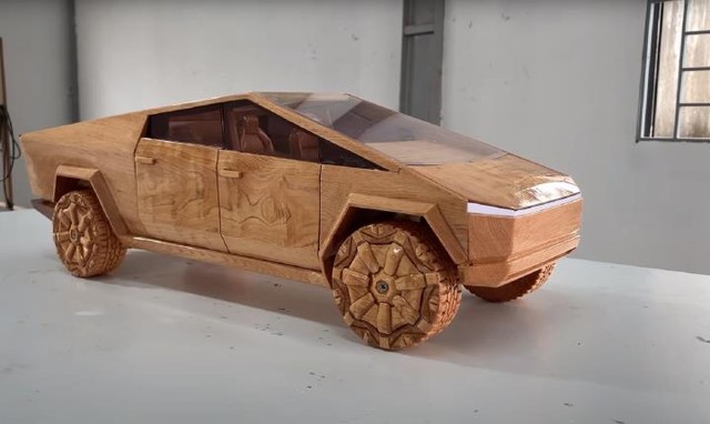 Hình ảnh Tesla Cybertruck bằng gỗ của thợ Việt trên báo ngoại - Ảnh 1.