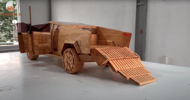 Hình ảnh Tesla Cybertruck bằng gỗ của thợ Việt trên báo ngoại - Ảnh 3.