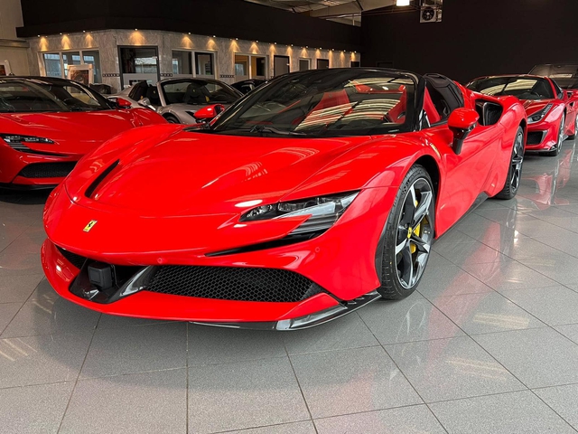 Đại lý tư nhân chào hàng Ferrari SF90 Spider giá hơn 45 tỷ đồng tới đại gia Việt: Siêu xe xăng lai điện hot trong thời nhiên liệu tăng giá - Ảnh 1.