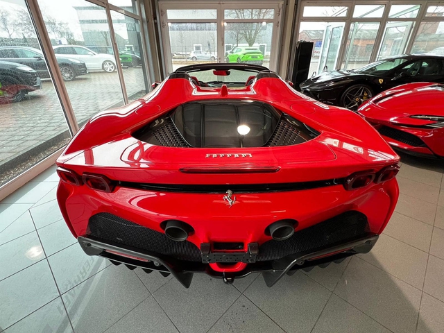 Đại lý tư nhân chào hàng Ferrari SF90 Spider giá hơn 45 tỷ đồng tới đại gia Việt: Siêu xe xăng lai điện hot trong thời nhiên liệu tăng giá - Ảnh 5.