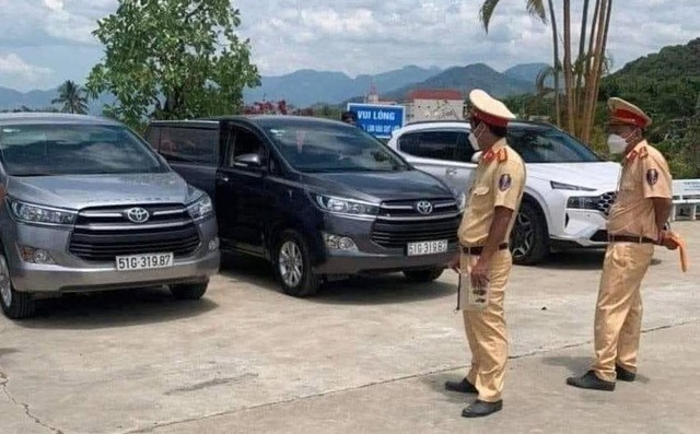 Accidentally parked next to each other, 2 Toyota Innova cars were found to have the same number plates in Binh Thuan - Photo 1.