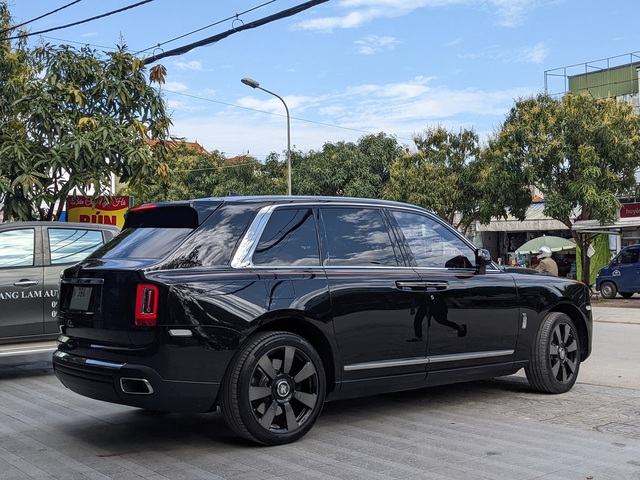 The giant Ha Tinh strongly bought Rolls-Royce Cullinan: The details of the number plate are what many people admire - Photo 6.