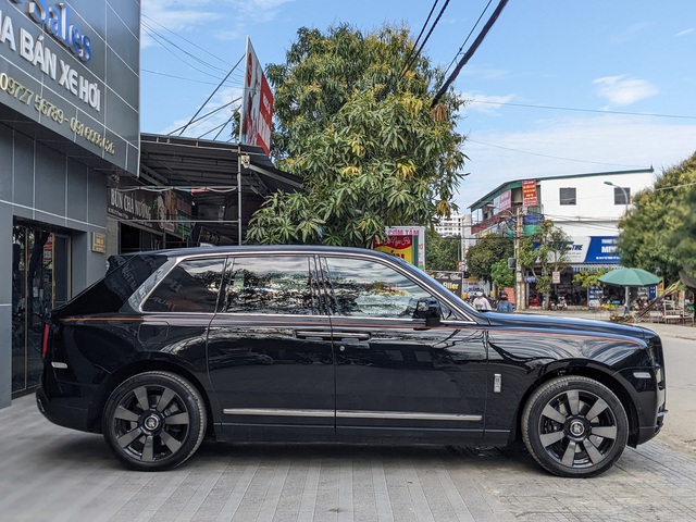 The giant Ha Tinh strongly bought Rolls-Royce Cullinan: The details of the number plate are what many people admire - Photo 5.