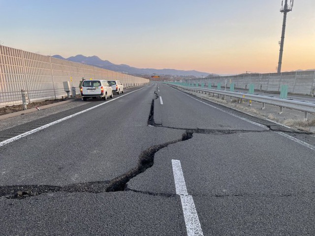 Japanese construction class: The earthquake caused a huge crack on the highway at midnight and dawn, it was completely overcome - Photo 1.