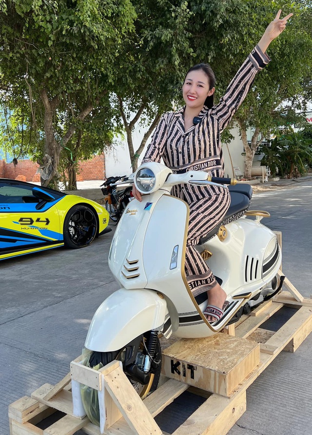 Hot girl 9X Ben Tre revealed the reason why she spent 1.5 billion to buy Vespa 946 Christian Dior instead of spending more than 700 million dong as the listed price - Photo 3.