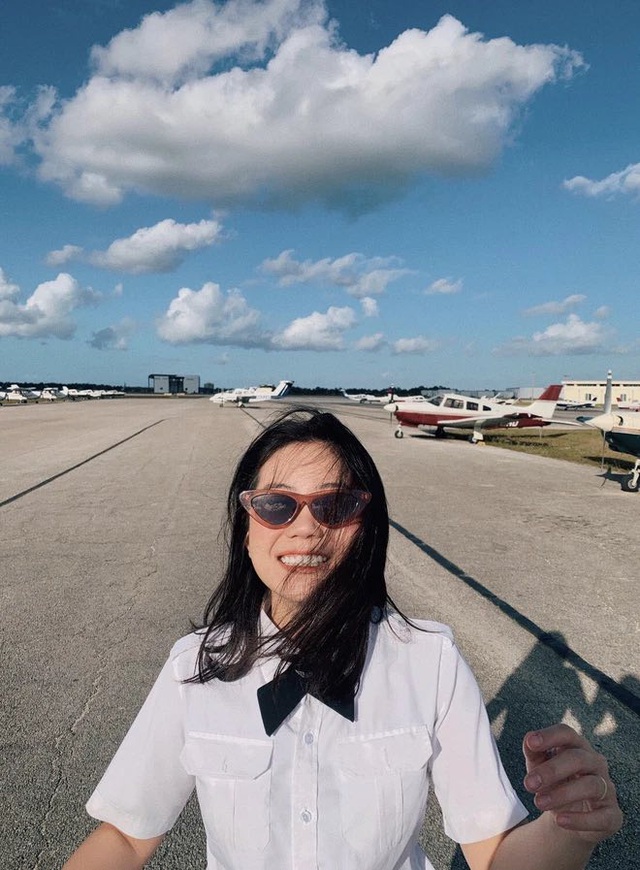 Đi G63 đã là gì, nữ sinh Việt lái hẳn máy bay RIÊNG dạo chơi trường phi công lớn bậc nhất nước Mỹ, học phí sương sương 1,2 tỷ - Ảnh 2.