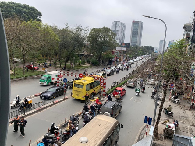 Hanoi: The bus went straight to the overpass of Chua Boc - Thai Ha, stuck at the restricted frame causing congestion - Photo 3.