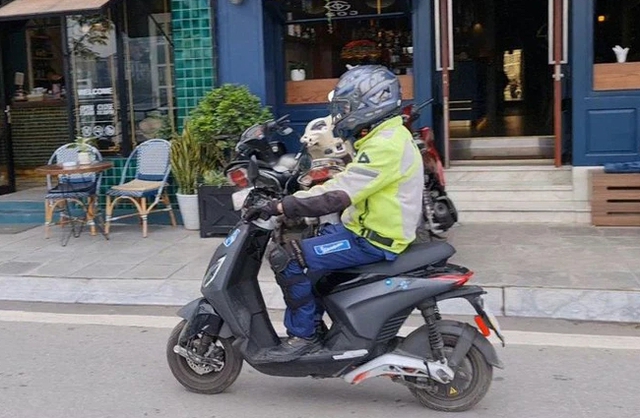 Đối thủ xe máy điện VinFast chạy thử trên đường phố Việt: Ngập công nghệ, sạc đầy đi 100km - Ảnh 1.