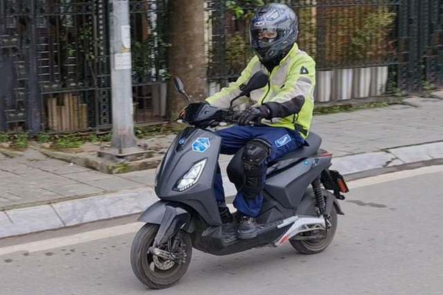 Đối thủ xe máy điện VinFast chạy thử trên đường phố Việt: Ngập công nghệ, sạc đầy đi 100km - Ảnh 2.