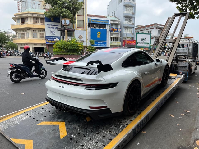 Bo tu Porsche 911 duoc ong Dang Le Nguyen Vu sam tu dau nam Deu la xe the he moi co chiec doc nhat Viet Nam