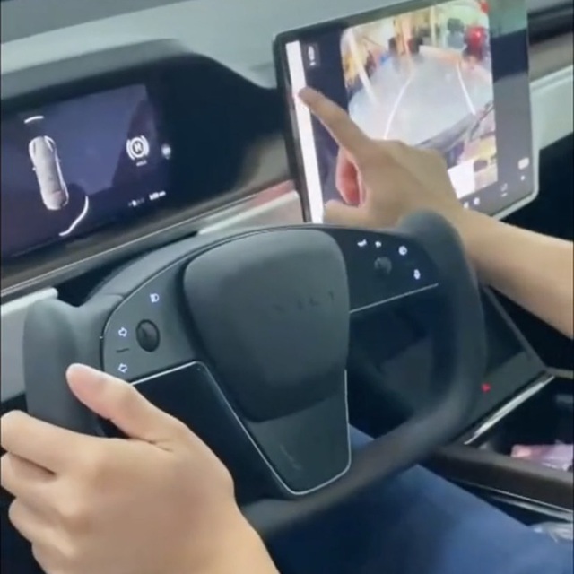 The first Tesla Model S Plaid is quietly present in Vietnam: The steering wheel is like a spaceship, stronger than the Bugatti Veyron - Photo 4.