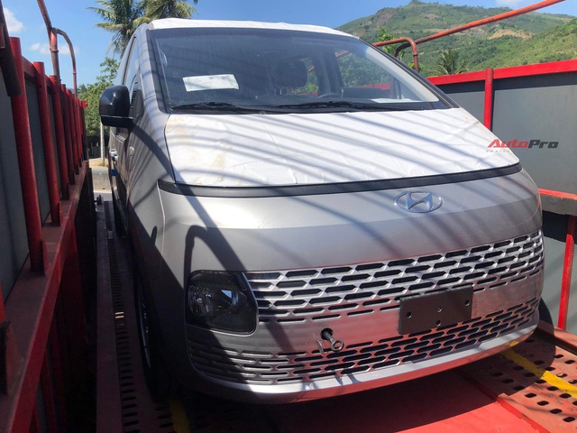 The mysterious MPV Hyundai Staria 2022 reappears in Vietnam, the shipping unit answers what many people wonder - Photo 3.