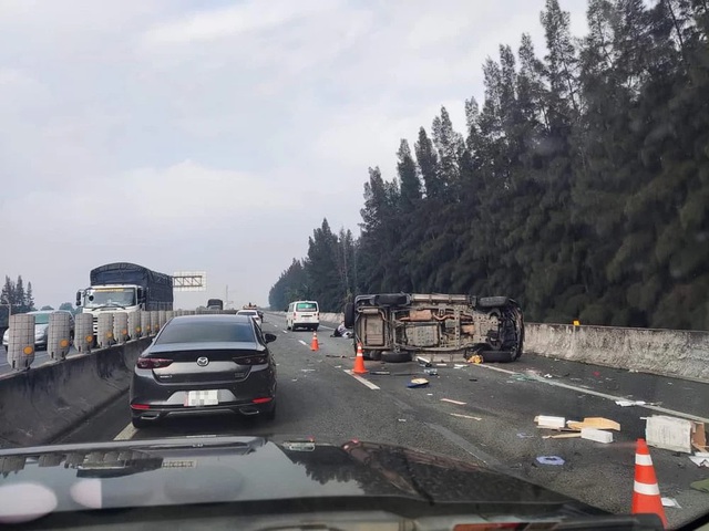 The scene of the accident that overturned the car carrying the Vice Chairman of the People's Committee of Ho Chi Minh City on the highway - Photo 2.