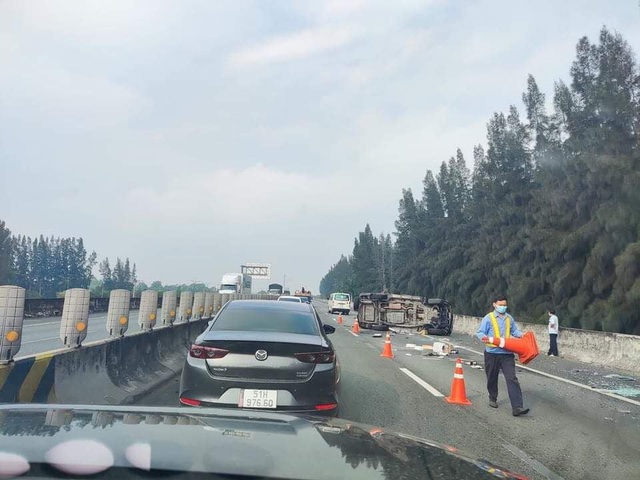 The scene of the accident that overturned the car carrying the Vice Chairman of the People's Committee of Ho Chi Minh City on the highway - Photo 7.