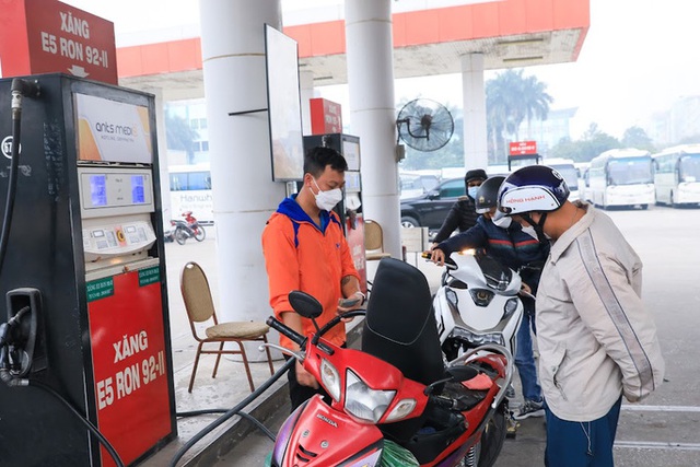 Reducing environmental tax, gasoline price reduced by 2,200 VND/liter - Photo 1.