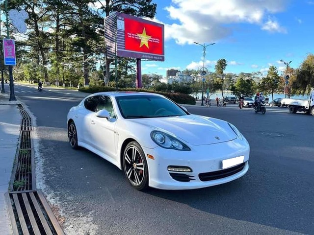 12 năm tuổi, Porsche Panamera hạ giá chỉ rẻ ngang ngửa Toyota Camry - Ảnh 1. 12 năm tuổi, Porsche Panamera hạ giá chỉ rẻ ngang ngửa Toyota Camry - Ảnh 1.