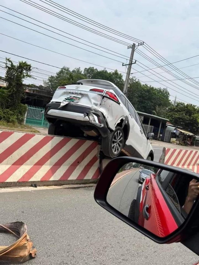 Ô tô nằm vắt trên dải phân cách khiến người đi đường tò mò, 1 ngày sau đã rõ nguyên nhân - Ảnh 1. Ô tô nằm vắt trên dải phân cách khiến người đi đường tò mò, 1 ngày sau đã rõ nguyên nhân - Ảnh 1.