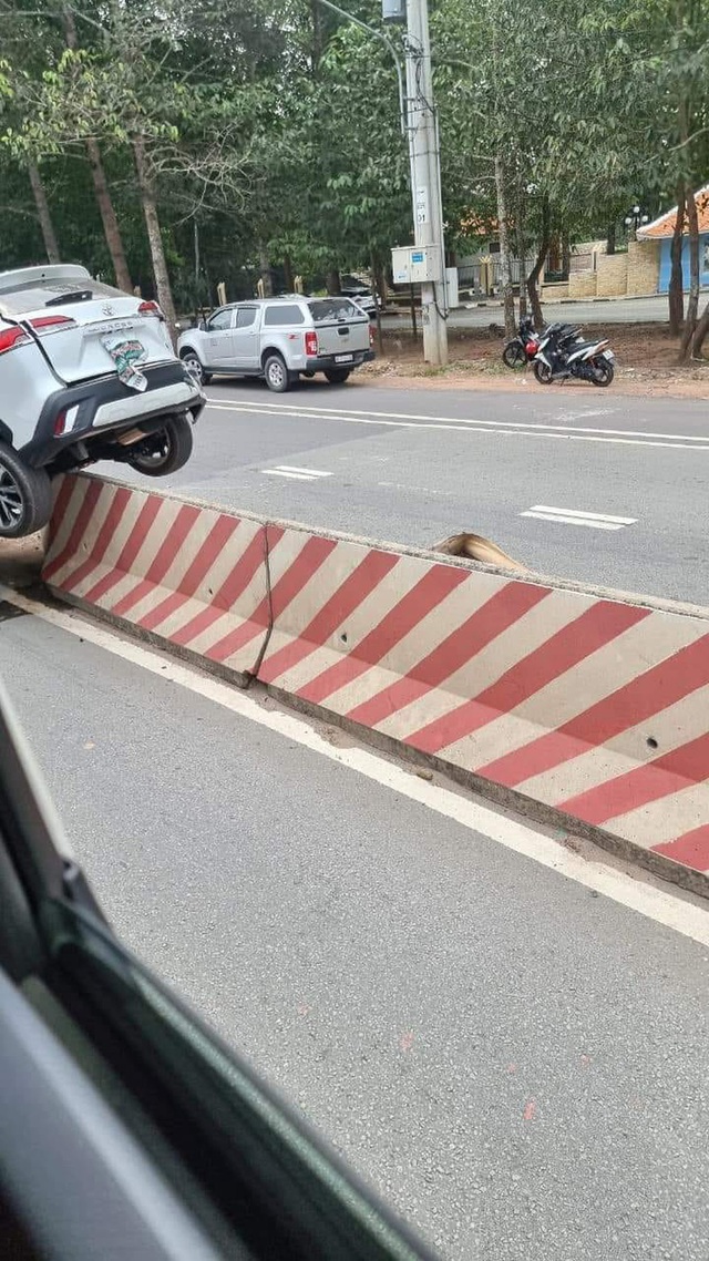 Ô tô nằm vắt trên dải phân cách khiến người đi đường tò mò, 1 ngày sau đã rõ nguyên nhân - Ảnh 2. Ô tô nằm vắt trên dải phân cách khiến người đi đường tò mò, 1 ngày sau đã rõ nguyên nhân - Ảnh 2.