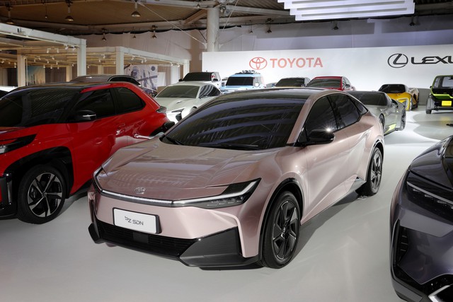 Xe điện thứ 2 từ Toyota lộ mặt: Kích thước tương đương Toyota Camry, màn hình giải trí khổng lồ - Ảnh 3.