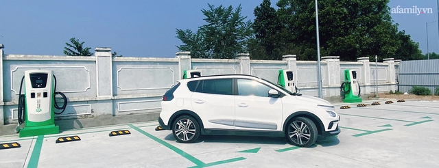 9X sớm sở hữu ô tô điện tại Hà Nội giữa lúc xăng tăng đỉnh điểm: Xe điện đẹp và hợp với các chị em, giờ chỉ lo tìm chỗ sạc điện chứ chẳng quan tâm giá tăng - Ảnh 1.