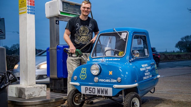 The man who owns the smallest car in the UK, reveals the shocking cost of gas - Photo 4.